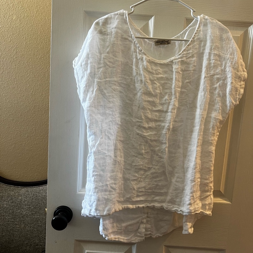 White short sleeve top with buttons on back xl